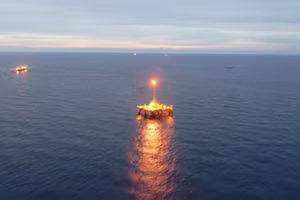 Giàn FPU - Ngọn hải đăng tại mỏ Đại Hùng.