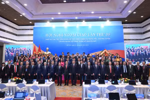 Tổng Bí thư, Chủ tịch nước Tô Lâm cùng các đồng chí lãnh đạo Đảng, Nhà nước và các đại biểu tham dự hội nghị chụp ảnh chung.
