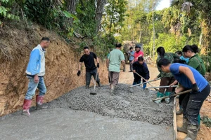 Nhân dân xã Phong Quang góp sức làm đường trục thôn. (Ảnh: TUẤN SƠN)