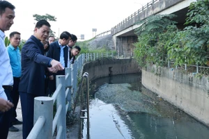 Chủ tịch Uỷ ban nhân dân tỉnh Thái Nguyên Vương Quốc Tuấn (thứ hai từ trái qua) kiểm tra điểm ngập úng tại đầu nguồn suối Làng Đanh. (Ảnh: NGUYỄN SƠN).