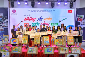 Ban tổ chức và các thí sinh đạt giải tại cuộc thi.