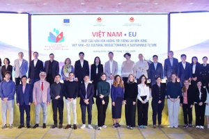 Thứ trưởng Ngoại giao Lê Thị Thu Hằng và các đại biểu chụp ảnh chung tại sự kiện Ngày Việt Nam-EU với chủ đề: “Việt Nam-EU: Nhịp cầu văn hóa hướng tới tương lai bền vững”, diễn ra tại Quảng Ninh, ngày 7/11/2025. (Ảnh: Bộ Ngoại giao)