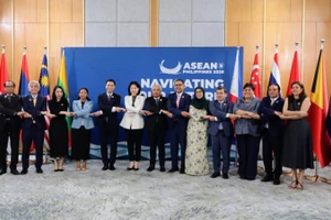 Quan chức cao cấp (SOM) ASEAN-Trung Quốc chụp ảnh chung. (Ảnh: Bộ Ngoại giao)