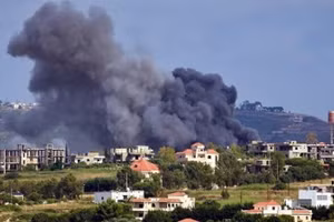 Khói bốc lên sau cuộc không kích của Israel xuống miền nam Liban. (Ảnh: IRNA/TTXVN)