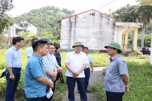 Lãnh đạo tỉnh Thái Nguyên kiểm tra hiện trạng cơ sở 2, trường Cao đẳng nghề Thái Nguyên. (Ảnh: TUẤN SƠN)