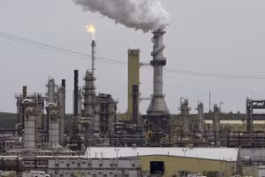 Khói bốc lên tại cơ sở khai thác dầu thô Syncrude ở giếng dầu cát Alberta thuộc Fort McMurray, Canada. (Ảnh: nbcnews.com/TTXVN)