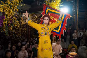 Nghệ nhân Ưu tú Đặng Ngọc Anh trong một buổi thực hành tín ngưỡng thờ Mẫu Tam phủ.