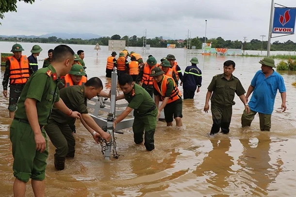 Công an Thanh Hóa hạ thủy phương tiện phục vụ cứu hộ, hỗ trợ di chuyển an toàn qua vùng ngập nước.