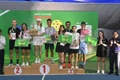Ban tổ chức trao giải cho các vận động viên đạt thứ hạng cao tại giải đấu (Ảnh: Ban tổ chức)