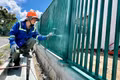 Công nhân sơn tường rào tại dự án ngăn triều Tân Thuận.