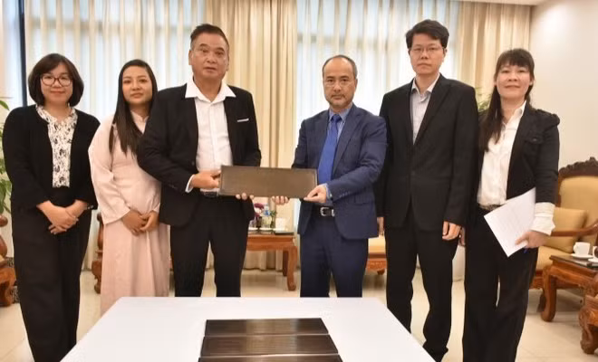 Chủ nhiệm Ủy ban Nhà nước về người Việt Nam ở nước ngoài Nguyễn Trung Kiên đã trân trọng trao Biển đồng cho ông Đỗ Văn Dự, đại diện cộng đồng người Việt Nam tại Vanuatu.