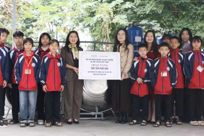 Đại diện nhà tài trợ trao tặng quà cho thầy và trò Trường Dân tộc nội trú trung học cơ sở và trung học phổ thông Vĩnh Phúc.