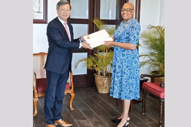 Đại sứ Lê Quang Long trình Quốc thư lên Toàn quyền Liên bang Saint Kitts và Nevis Dame Marcella Liburd. (Ảnh: Đại sứ quán Việt Nam tại Cuba)