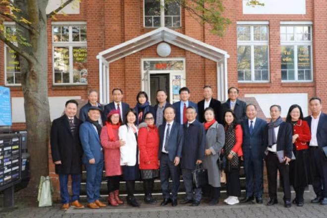 Đoàn công tác chụp ảnh kỷ niệm tại Trung tâm thương mại Đồng Xuân Berlin. (Ảnh: Đại sứ quán Việt Nam tại Cộng hòa Liên bang Đức)