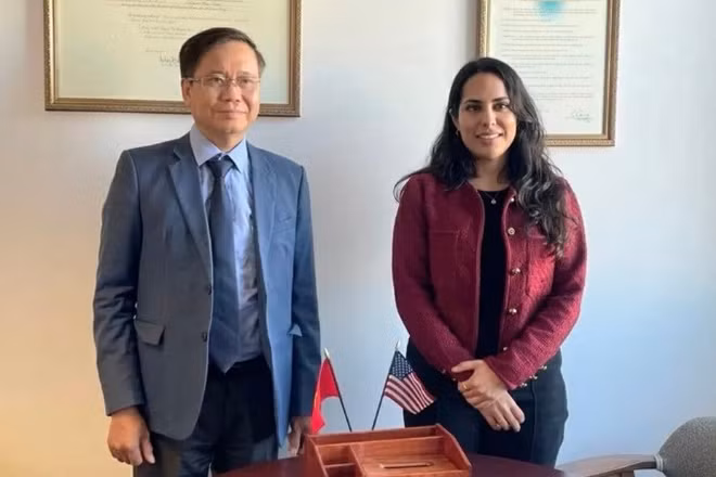 Tổng lãnh sự Việt Nam tại San Francisco Hoàng Anh Tuấn và bà Dilpreet Sidhu, Phó Thị trưởng thành phố Los Angeles.