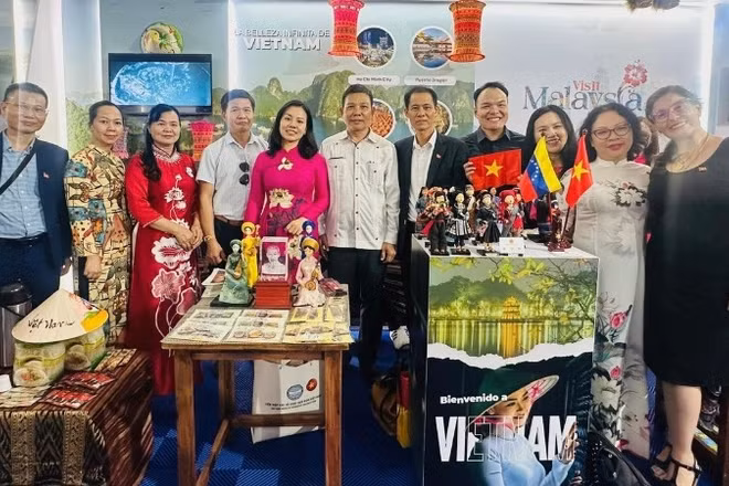 Cán bộ Đại sứ quán Việt Nam tại Venezuela tại khu trưng bày của doanh nghiệp Việt Nam. 