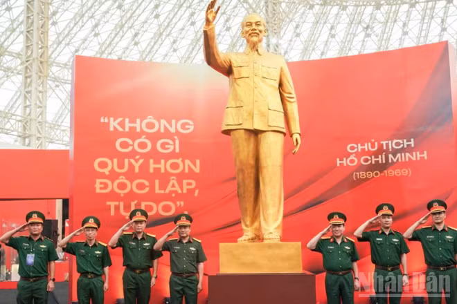 Những người lính “Bộ đội Cụ Hồ” trong không gian phân khu 1: Đảng Cộng sản Việt Nam ra đời - Bước ngoặt vĩ đại của lịch sử cách mạng Việt Nam tại Triển lãm “95 năm Cờ Đảng soi đường".
