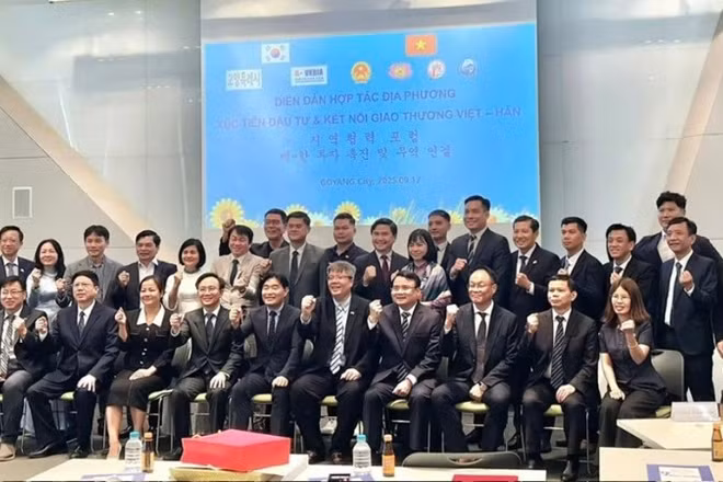 Các đại biểu tham dự Diễn đàn chụp ảnh kỷ niệm. (Ảnh: VKBIA)