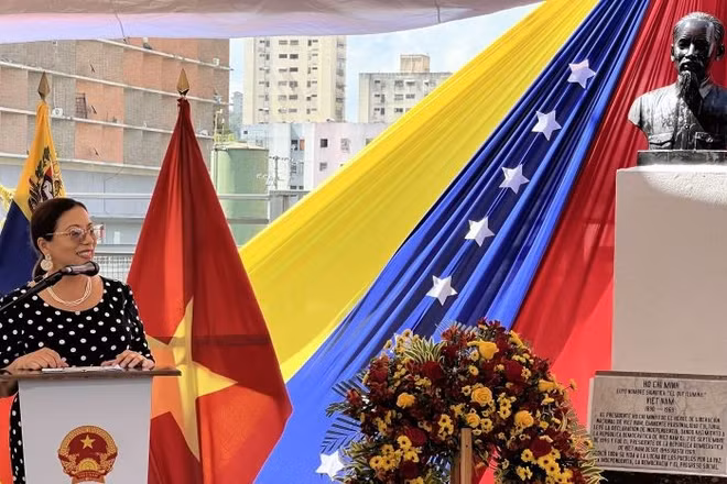 Bà Tania Díaz, Ủy viên Bộ Chính trị, Phó Chủ tịch phụ trách đối ngoại Đảng Xã hội Chủ nghĩa Thống nhất Venezuela phát biểu tại Lễ kỷ niệm. (Ảnh: Đại sứ quán Việt Nam tại Venezuela)