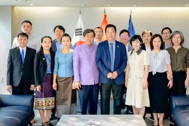 Cán bộ Đại sứ quán Việt Nam và Đại sứ quán Lào tại Hàn Quốc chụp ảnh kỷ niệm. (Ảnh: Đại sứ quán Việt Nam tại Hàn Quốc)