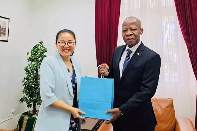 Đại sứ Trần Thị Thu Thìn và Chánh án Tòa án tối cao Mozambique Adelino Manuel Muchanga. (Ảnh: Đại sứ quán Việt Nam tại Mozambique)