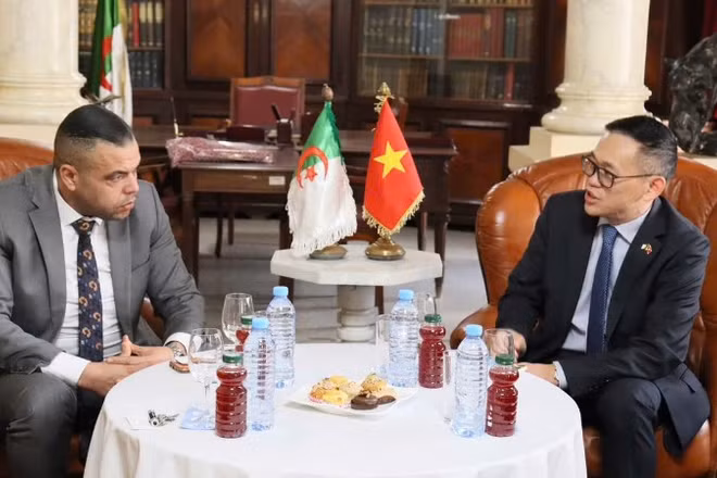 Đại sứ Việt Nam tại Algeria Trần Quốc Khánh trao đổi với lãnh đạo tỉnh Oran. (Ảnh do Đại sứ Việt Nam tại Algeria cung cấp)