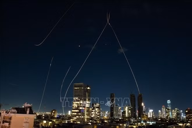 Hệ thống phòng không Israel đánh chặn tên lửa Iran trên bầu trời Tel Aviv, Israel. (Ảnh: THX/TTXVN)