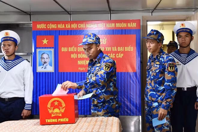 Các cử tri trên tàu chốt trực bỏ phiếu bầu cử. (Ảnh do Vùng 5 Hải quân cung cấp)