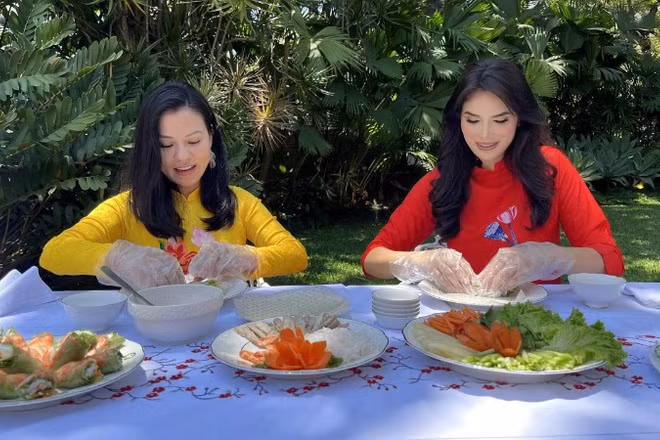 Hoa hậu Mística Núñez trực tiếp tham gia chế biến một số món ăn truyền thống của Việt Nam. (Ảnh do Đại sứ quán Việt Nam tại Venezuela cung cấp)