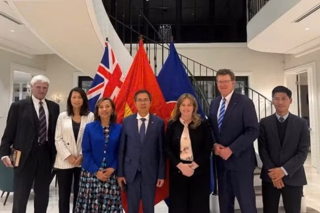 Đại sứ và các nghị sĩ độc lập của Quốc hội Liên bang Australia chụp ảnh kỷ niệm. (Ảnh do Đại sứ quán Việt Nam tại Australia cung cấp)