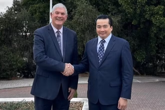 Tổng Lãnh sự Phạm Hải Anh chào xã giao Thị trưởng thành phố Cockburn Logan K. Howlett JP. (Ảnh do Tổng Lãnh sự quán Việt Nam tại Perth cung cấp)