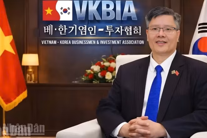 Tiến sĩ Trần Hải Linh, Ủy viên Ủy ban Trung ương Mặt trận Tổ quốc Việt Nam, Chủ tịch Hiệp hội Doanh nhân và Đầu tư Việt Nam-Hàn Quốc (VKBIA), Chủ tịch sáng lập Hội Chuyên gia-Trí thức Việt Nam-Hàn Quốc (VKEIA)