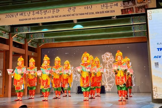 Một trong những tiết mục nghệ thuật truyền thống của Huế được các nghệ sĩ biểu diễn tại chương trình. 