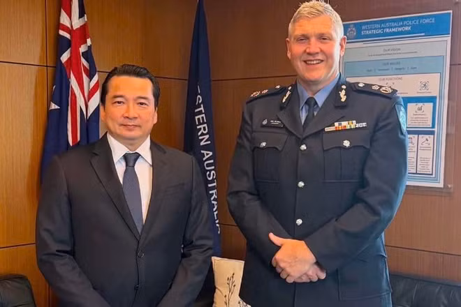 Tổng Lãnh sự Phạm Hải Anh và Giám đốc Cảnh sát bang Tây Australia Col Blanch. (Ảnh: Tổng Lãnh sự quán Việt Nam tại Perth cung cấp)