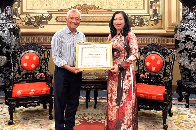 Thứ trưởng Ngoại giao Lê Thị Thu Hằng trao Bằng khen của Bộ trưởng Ngoại giao cho Tiến sĩ, doanh nhân Nguyễn Thanh Mỹ, kiều bào Canada.