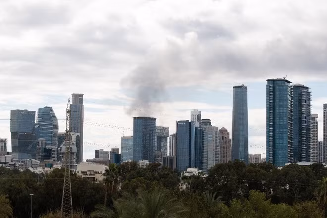Khói bốc lên tại thành phố Tel Aviv, Israel, sau các vụ phóng tên lửa đáp trả của Iran hướng tới lãnh thổ Israel, ngày 28/2/2026. (Ảnh: THX/TTXVN)