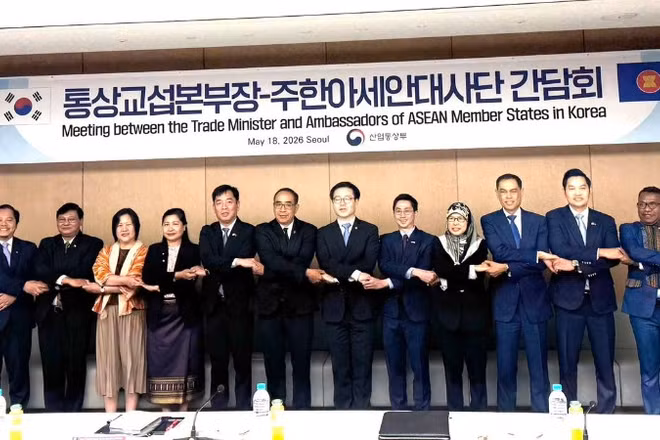 Bộ trưởng Yeo Han-koo và Đại sứ các nước ASEAN chụp ảnh kỷ niệm. (Ảnh do Đại sứ quán Việt Nam tại Hàn Quốc cung cấp)