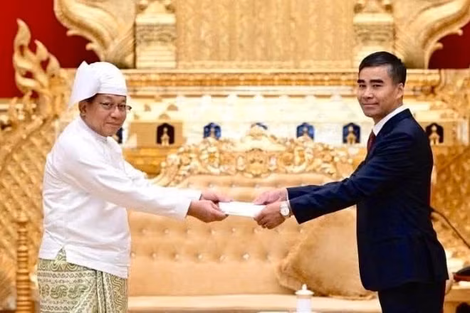 Đại sứ Nguyễn Anh Đức trình Quốc thư lên Tổng thống Myanmar Min Aung Hlaing. (Ảnh: Đại sứ quán Việt Nam tại Myanmar cung cấp)