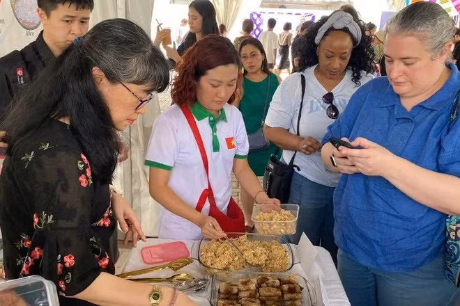 Khu trưng bày của Đại sứ quán Việt Nam tại Hội chợ ASEAN+3 thu hút sự quan tâm của đông đảo khách tham quan. (Ảnh do Đại sứ quán Việt Nam tại Nigeria cung cấp)