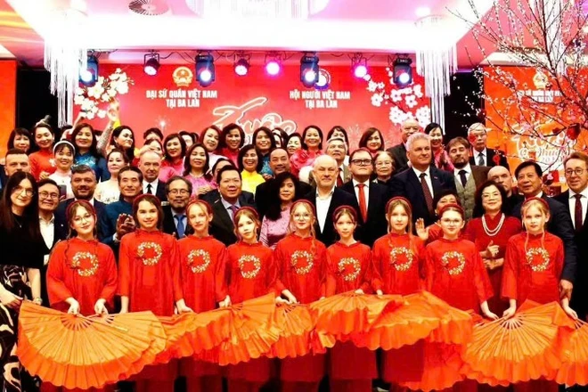 Các đại biểu chụp ảnh với các em học sinh đến từ Trường tiểu học Marie Curie với tiết mục múa “Việt Nam Quê hương tôi”. (Ảnh do Đại sứ quán Việt Nam tại Ba Lan cung cấp)