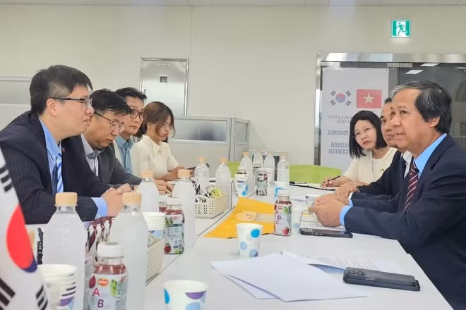 Quang cảnh buổi làm việc. 