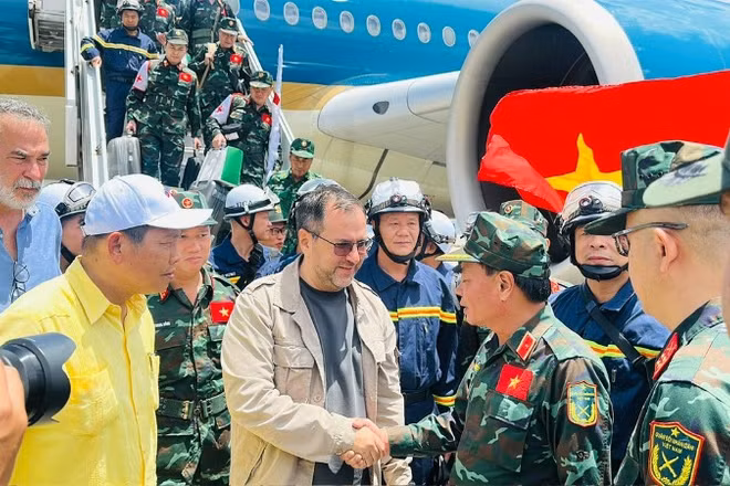 Bộ trưởng Ngoại giao Yvan Gil Pinto đón Thiếu tướng Phạm Văn Tỵ và Đoàn công tác Việt Nam tại sân bay. (Ảnh: Đại sứ quán Việt Nam tại Venezuela cung cấp).