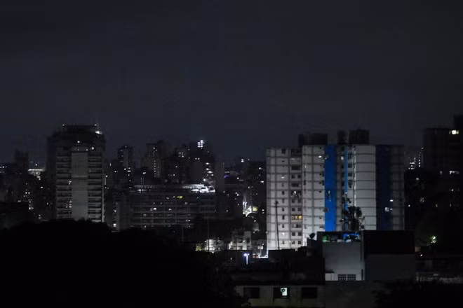 Quang cảnh thủ đô Caracas của Venezuela rạng sáng 3/1/2026. (Ảnh: THX/TTXVN)