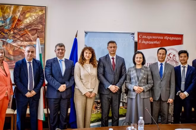 Đại sứ Việt Nam tại Bulgaria Nguyễn Thị Minh Nguyệt có các cuộc làm việc với đại diện giới học thuật và doanh nghiệp tại Varna.