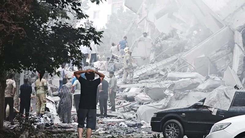 Một tòa nhà tại Thủ đô Tehran của Iran bị phá hủy sau cuộc không kích của Mỹ và Israel.