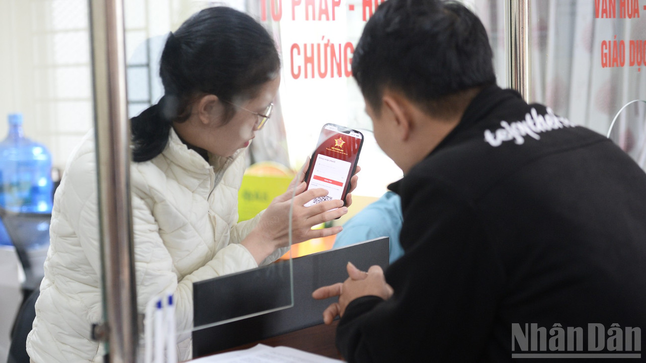 Những khái niệm xa lạ như trí tuệ nhân tạo (AI) hay chuyển đổi số giờ đã đến gần hơn với người dân Lai Châu nhờ sự hỗ trợ “cầm tay chỉ việc” từ Viettel. (Ảnh: ANH TUẤN)