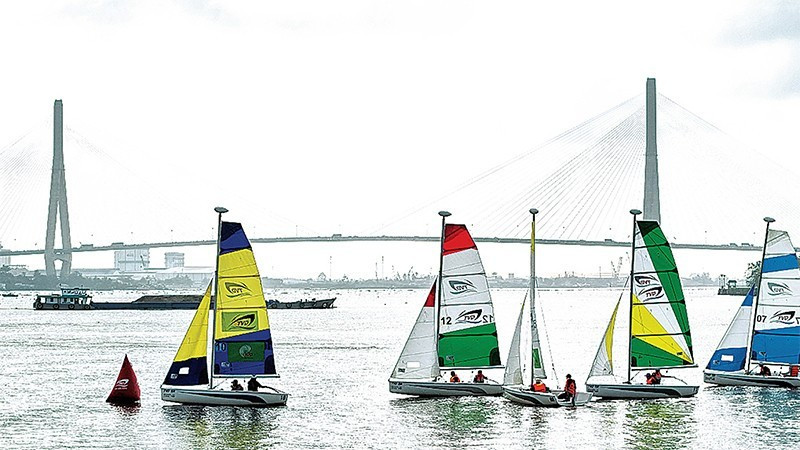 Giải đua thuyền buồm trên sông Hậu. 