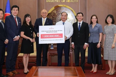 Prudential Việt Nam trao séc tượng trưng chương trình "Trao Gửi Yêu Thương" cho Quỹ Bảo trợ Trẻ em Việt Nam.