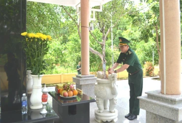 Đoàn công tác đến dâng hương tưởng niệm các anh hùng liệt sĩ hy sinh tại khu vực Đồn Biên phòng Sêrêpốk.