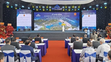 Quang cảnh lễ khởi công Dự án Đầu tư xây dựng và kinh doanh kết cấu hạ tầng Khu công nghiệp Hòa Tâm-giai đoạn 1 và Dự án đầu tư xây dựng Bến cảng Bãi Gốc.